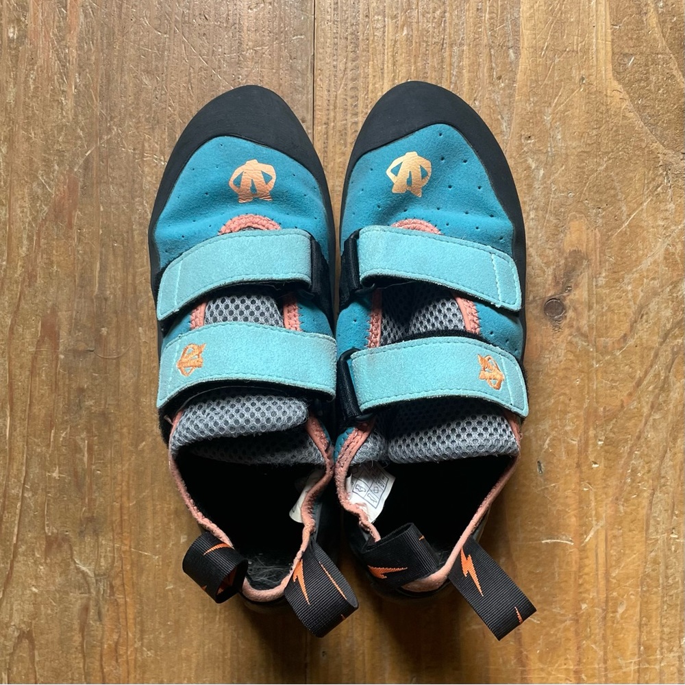 Climbing shoes, EUC Evolv Electra women’s USsize8, EUR39, UK6.5. Very small fit.